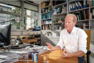 Jörg Stehle Am Schreibtisch 2022 12 18 Um 20.47.11